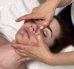 Read more about the article Reconstructive Facelift Massage: A Non-Invasive Alternative to Surgical Facelift