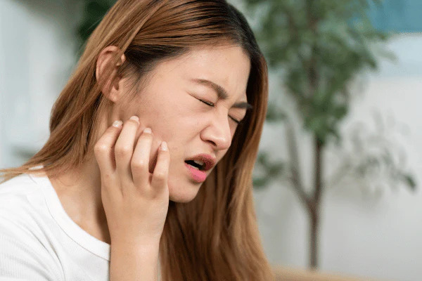 You are currently viewing TMJ Headaches, Jaw Clenching, and Bruxism: How They’re Connected and What Actually Releases Them