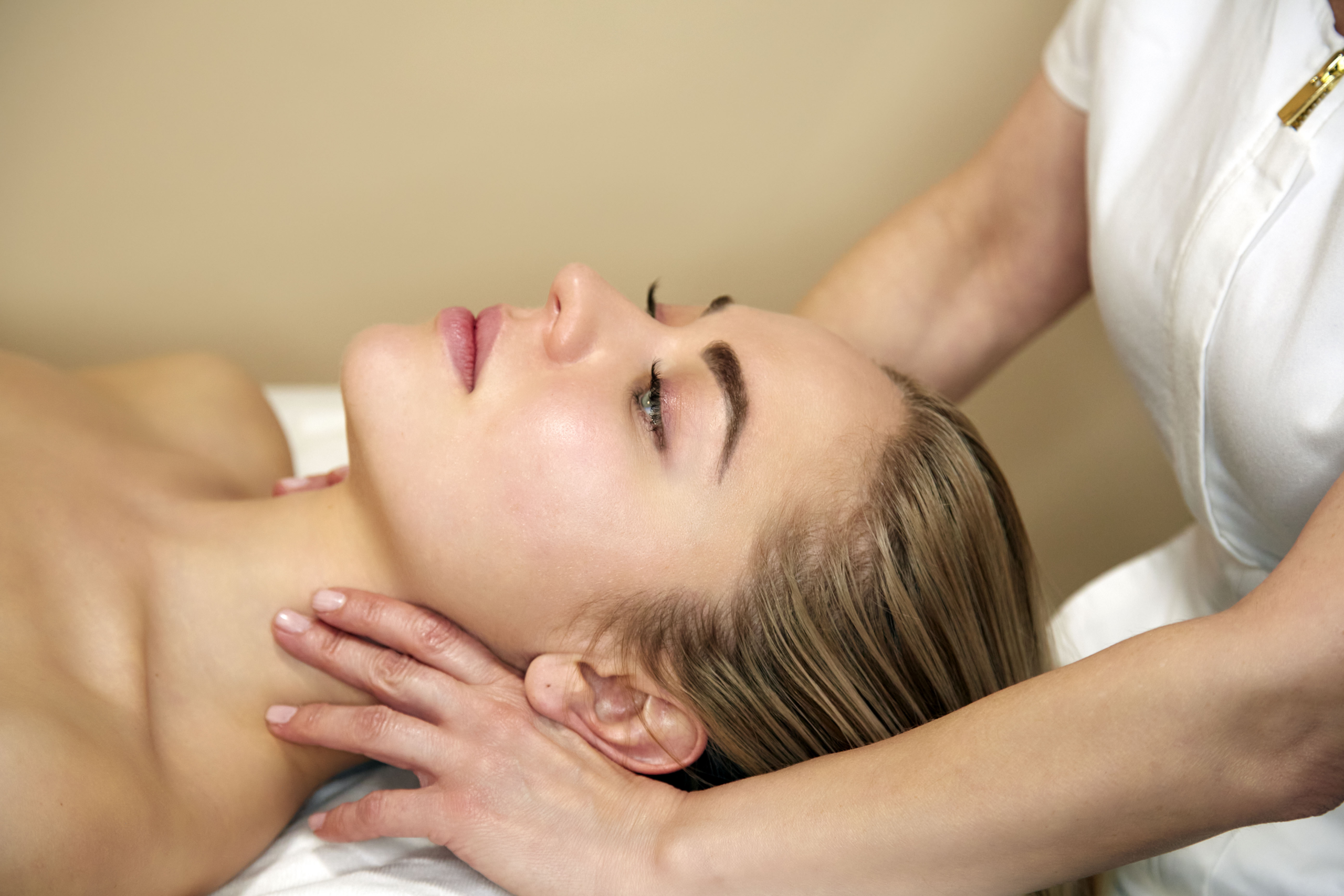 You are currently viewing Lymphatic Drainage After Facelift Surgery: A Week-by-Week Recovery Guide