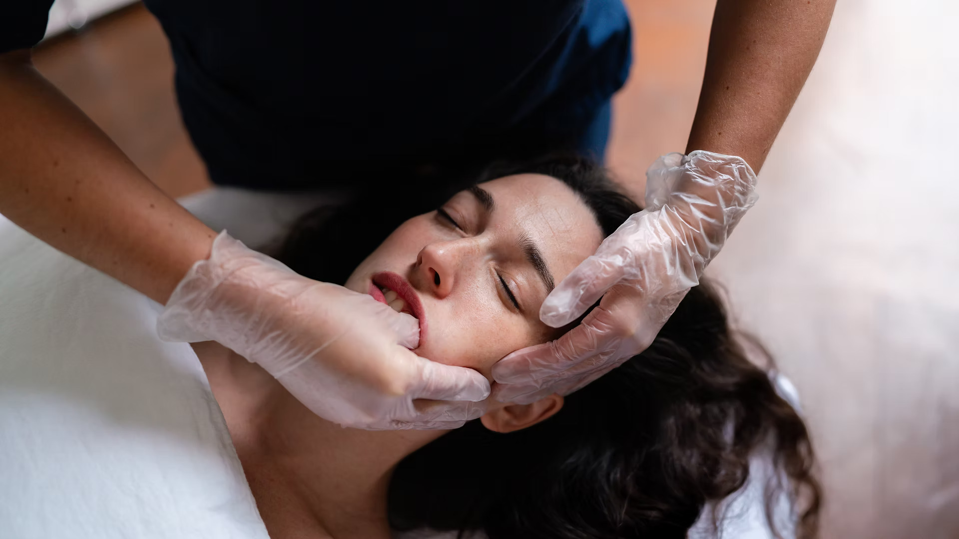 You are currently viewing Buccal Massage for TMJ vs. Facial Sculpting: Which Is Right for You?